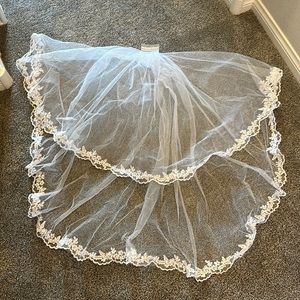 NWT wedding veil 2 tier with lace detailing